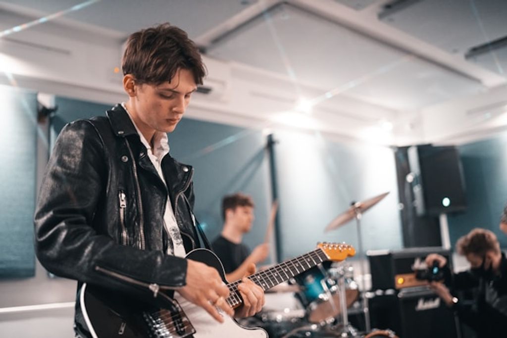 Why Visual Branding Is Crucial for Aspiring Musicians in 2024